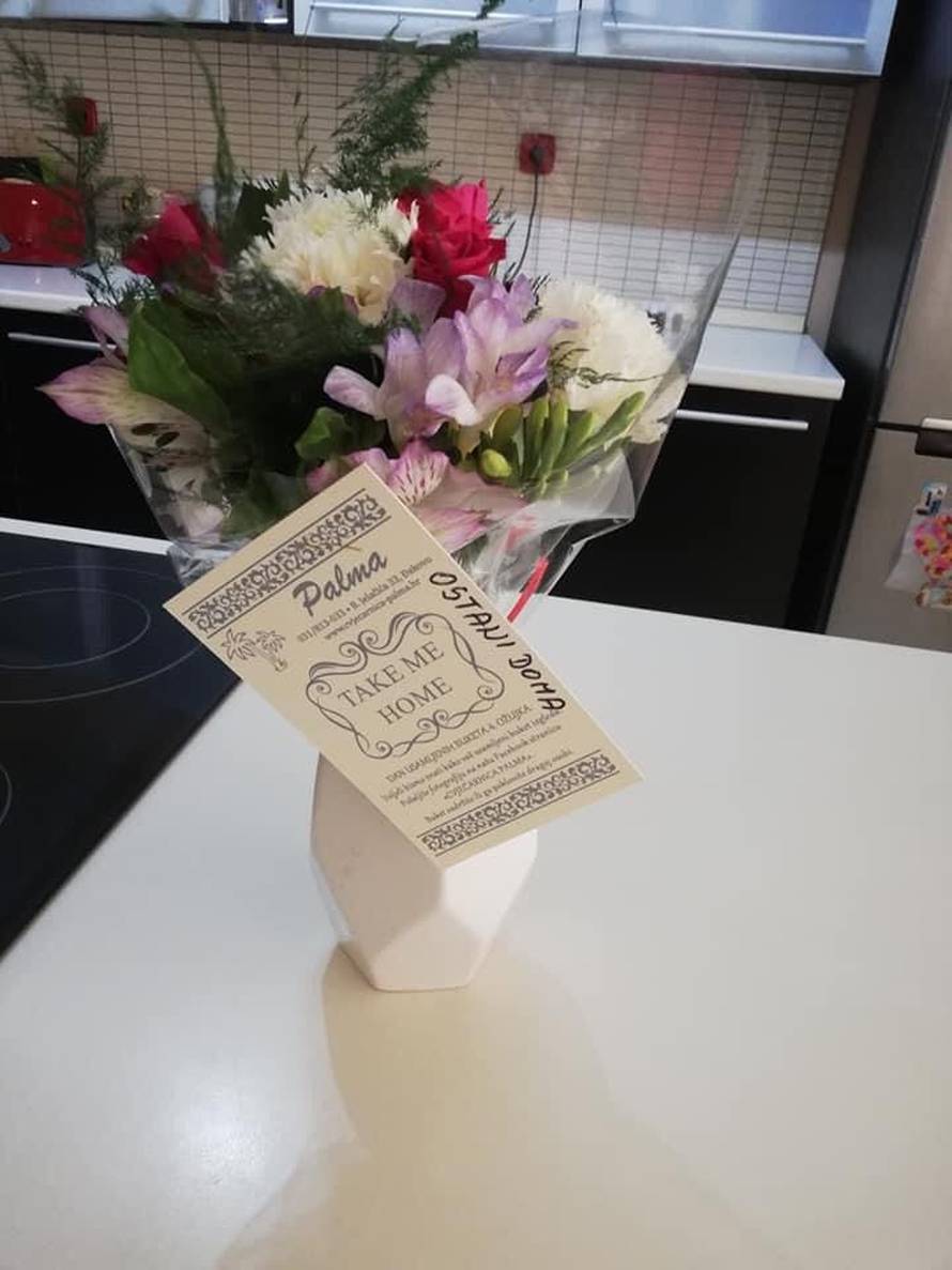 Ljudskost na djelu: Teta Ružica svoje kupce daruje buketima...