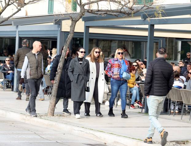 Šibenik: Nakon kiše i bure Šibenčani iskoristili sunčan dan za šetnju uz more i kavu prije ručka