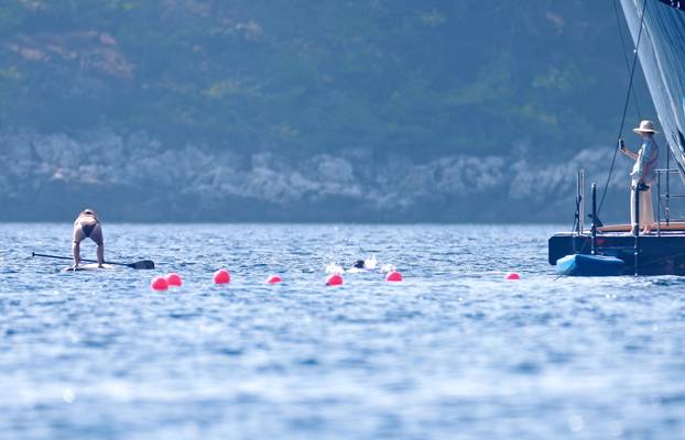 Lastovo: Poznati na jahti Jeffa Bezosa zabavljali se na palubi i u moru