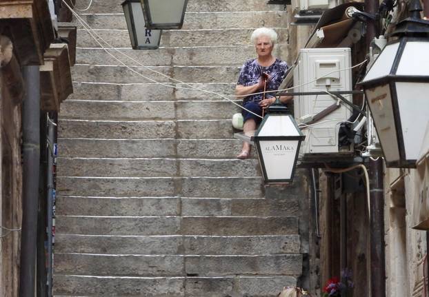 Dubrovnik ljeti, tisuće posjetitelja, ali i bogata ponuda za svakoga