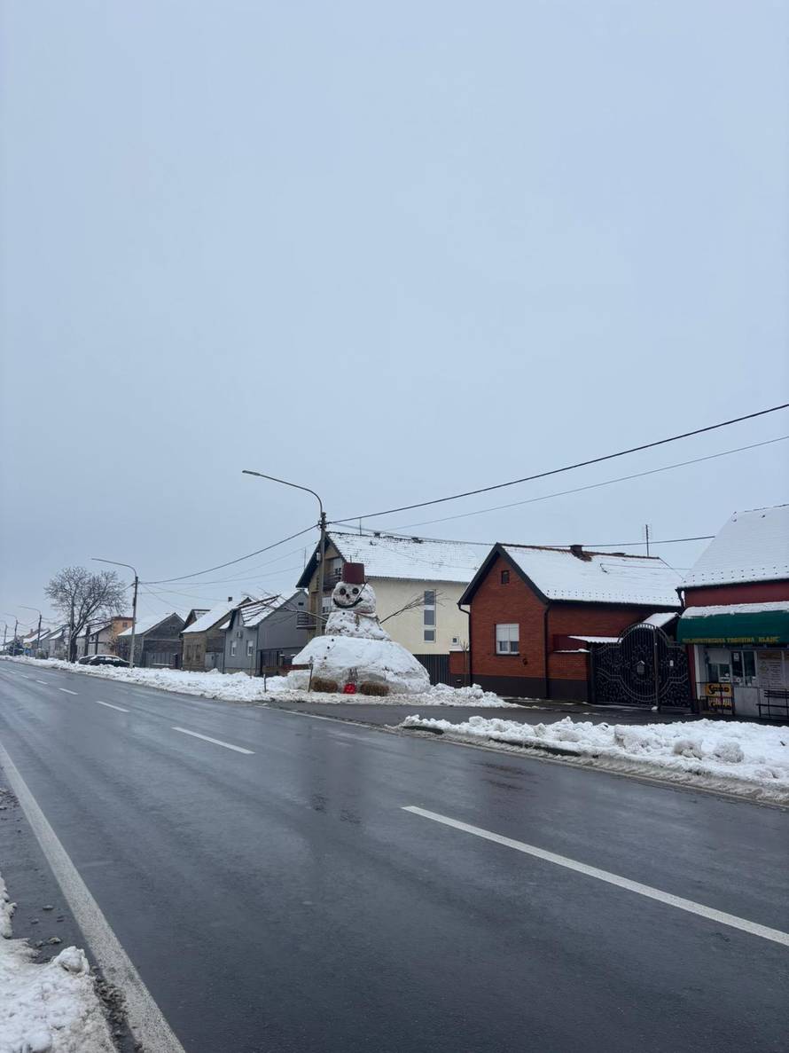 VIDEO Zimske radosti u Bijelom Brdu: 'Snješka od gotovo sedam metara gradili smo devet sati'