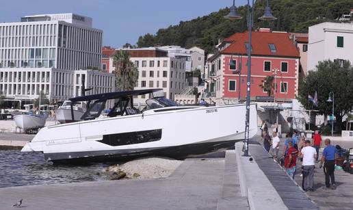 FOTO Punom brzinom udario u obalu?! Brod se nasukao u luci u Splitu: 'Buka je izazvala paniku'