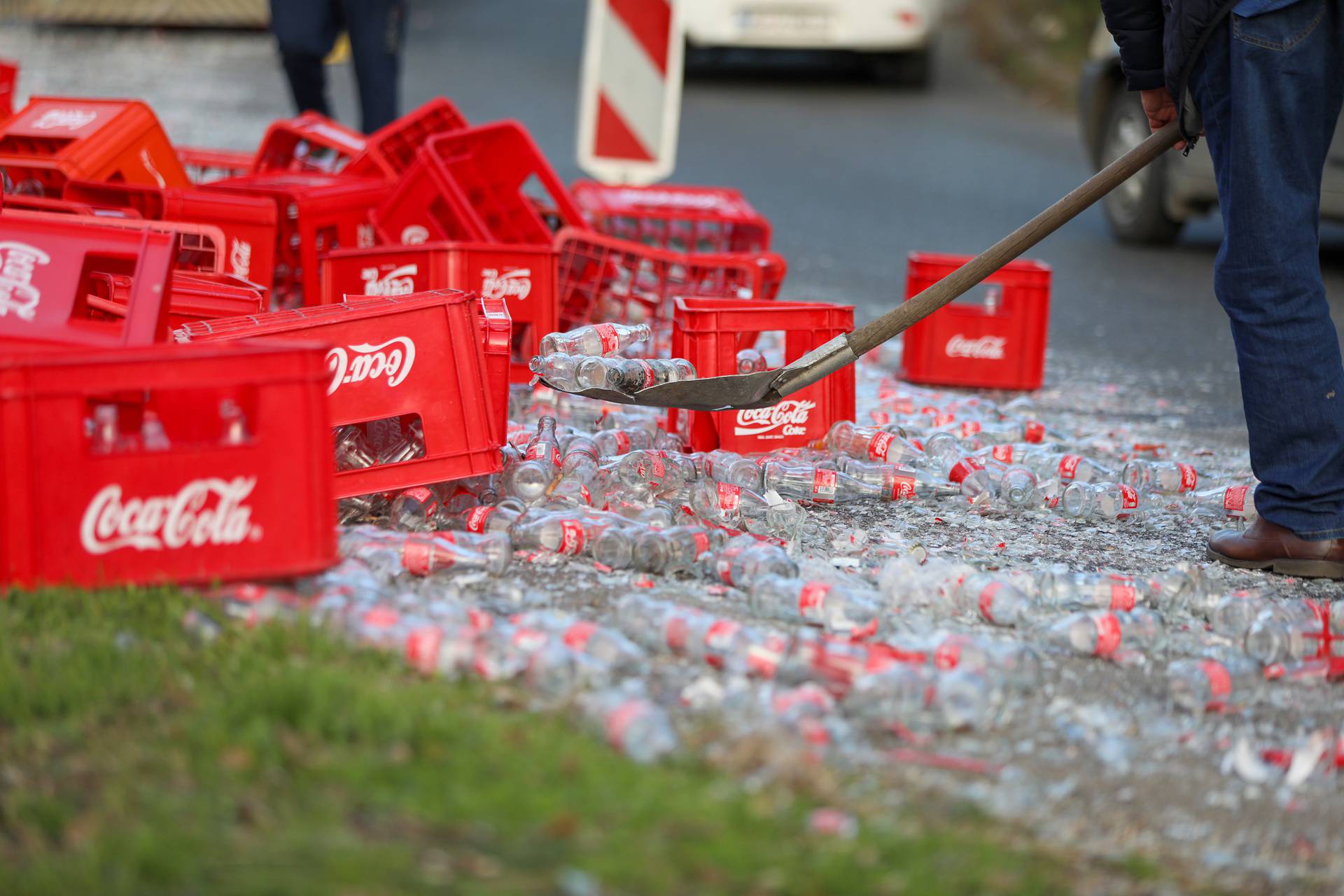 Zagreb: Iz kamiona ispale boce Coca-Cole 