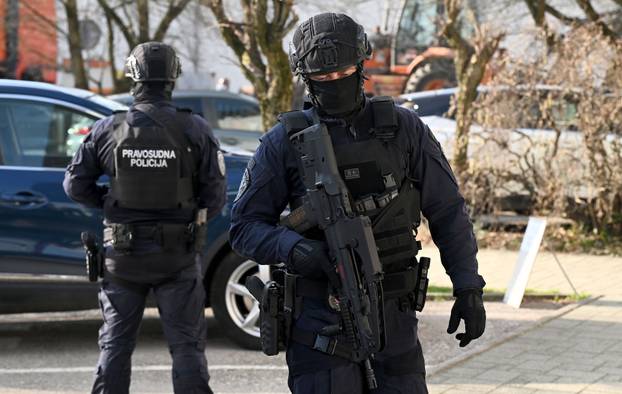 Varaždin: Srđan Mlađan pod jakim policijskim osiguranjem dolazi na Županijski sud