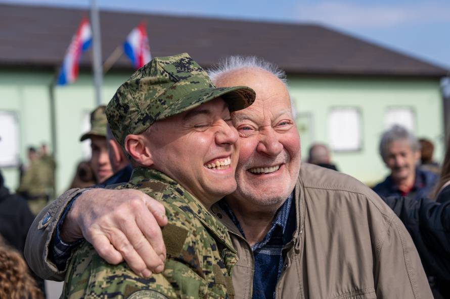 Svečana prisega ročnika na temeljnom vojnom osposobljavanju u Slunju