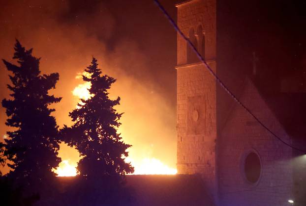 Veliki požar zahvatio samostan i crkvu Sv. Križa na Čiovu