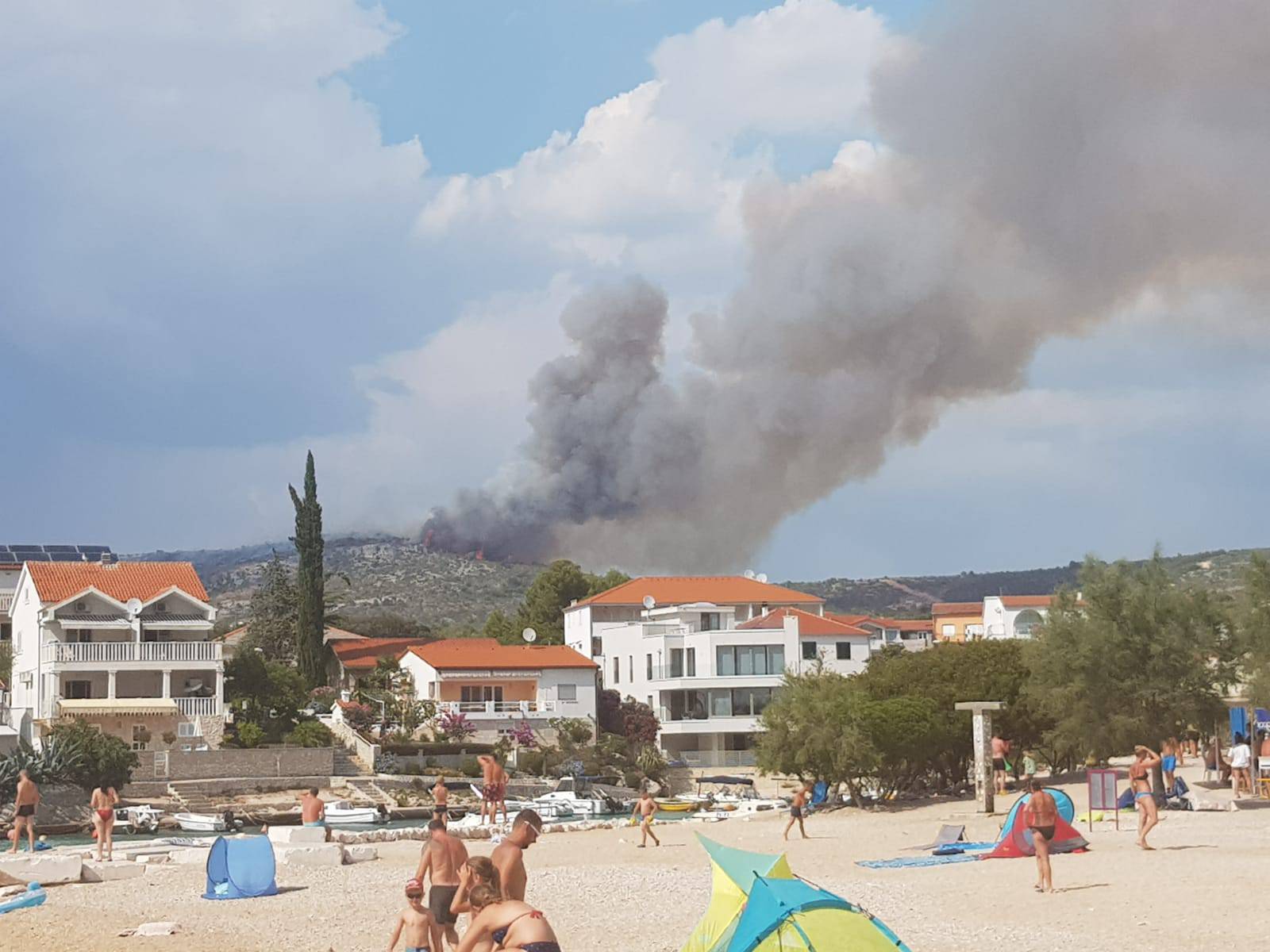 Veliki požar u Dalmaciji: Gorilo je od Primoštena do Rogoznice