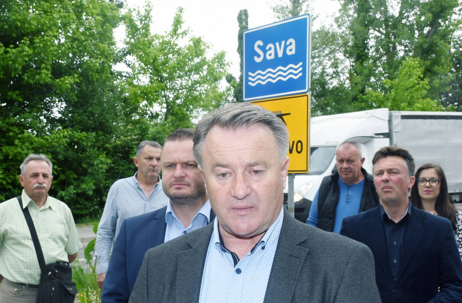 Sisak: Župan Ivo Zinic sa suradnicima obišao je obnovljeni most preko rijeke Save u Galdovu