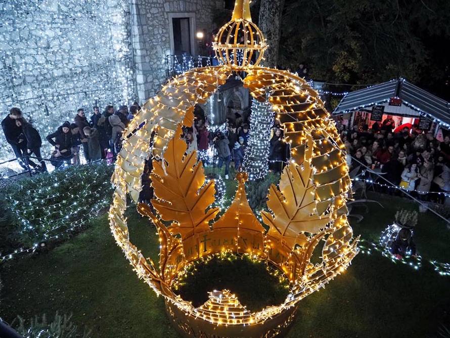 Advent u Rijeci obasjava čak 12 kilometara srebrnih lampica