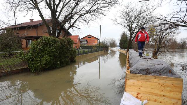 Poplavljeno je karlovačko naselje Brodarci, box barijere nisu izdržale