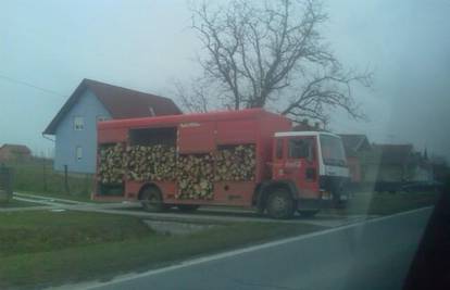 Kamion Coca-Cole po selu razvozio drva za ogrjev