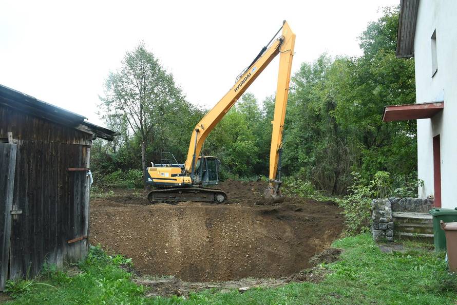 Započelo zatrpavanje rupa u Mečenčanima koje su nastale tijekom potresa