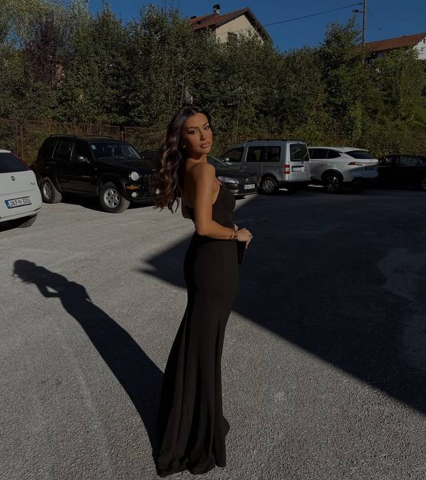 FOTO Hrvatska Kim K. više nije solo? Zagrljaj s misterioznim muškarcem podigao prašinu