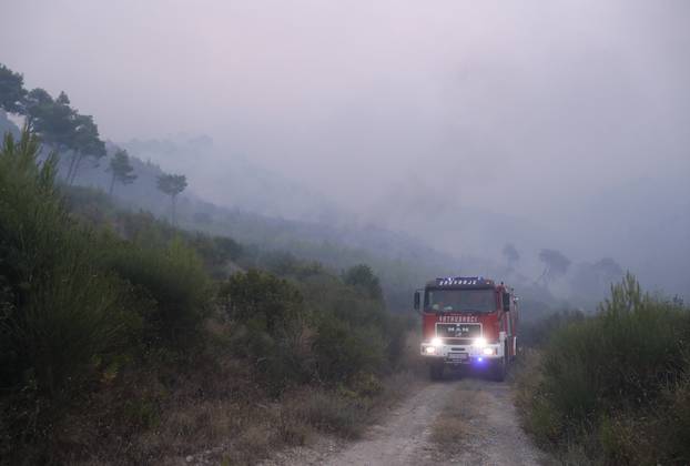 Vatrogasci na požarištu kod Podgore 