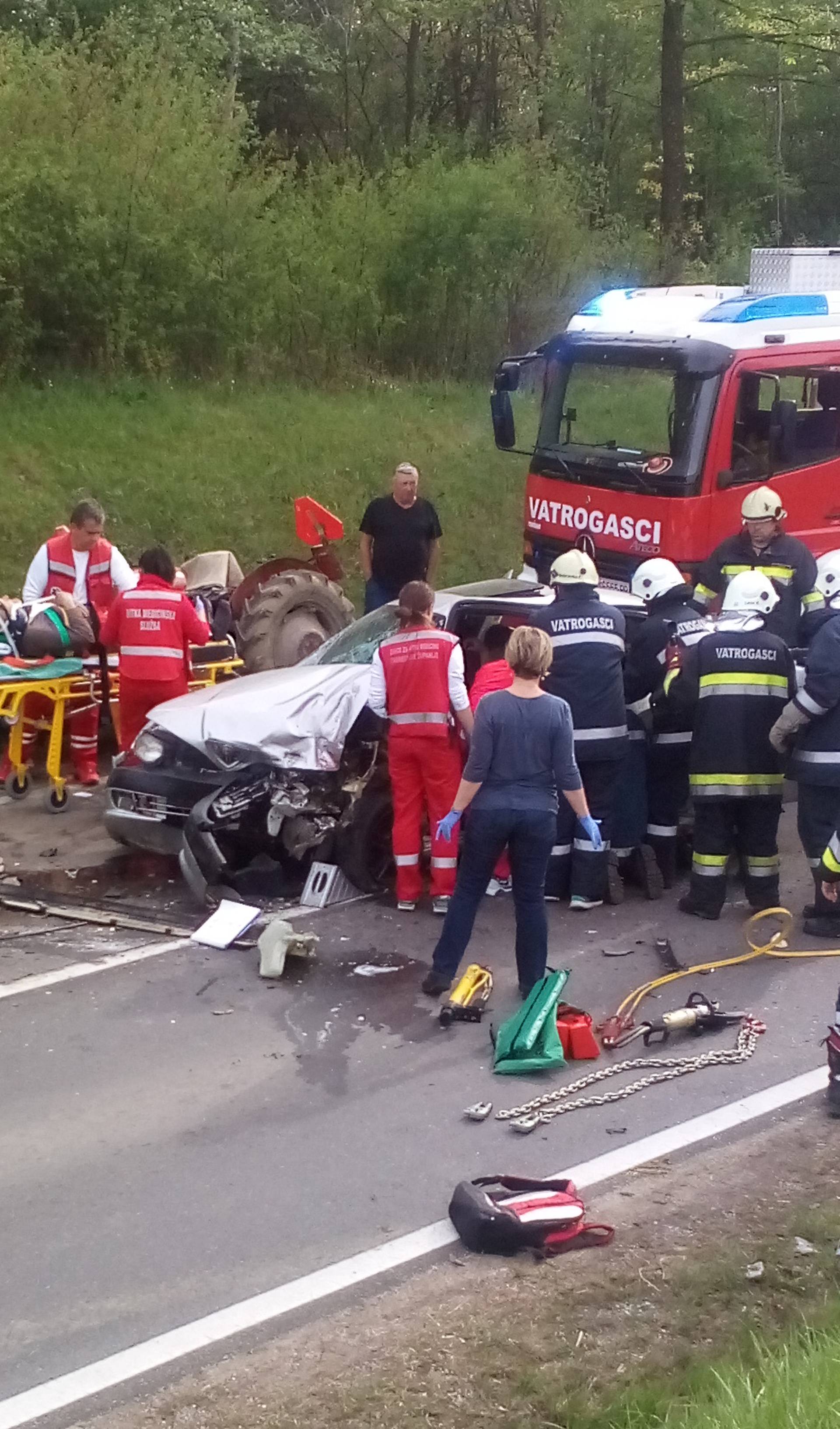 'Traktorist je odletio na cestu, a vozač auta bio je prikliješten'