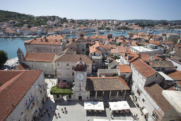 Pogled na grad Trogir s vrha zvonika Katedrale sv. Lovre