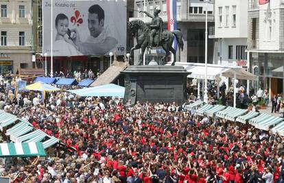 Trgovima plesali učenici za Guinnesov rekord