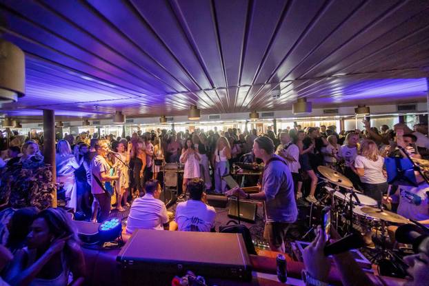 Split: Atmosfera na trajektu koji vozi na koncert Trag u beskraju
