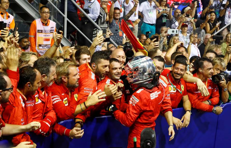 Vettel podivljao nakon kvara: Vratite mi je*ene V12 motore!