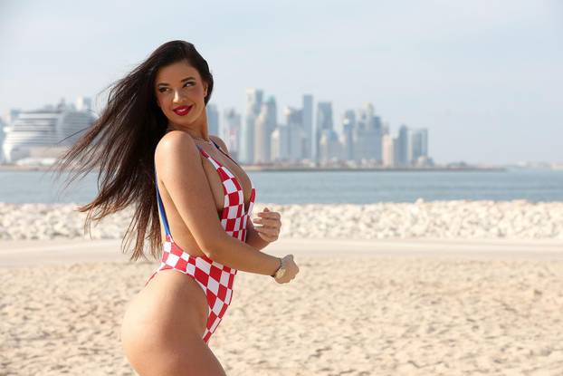 ARHIVA - Ivana Knoll pozirala u kockastom kupaćem kostimu na plaži Ras Abu Aboud