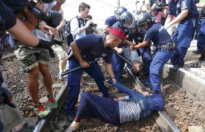 Legnuli na tračnice: Micala ih policija, vikali 'Nećemo logor'