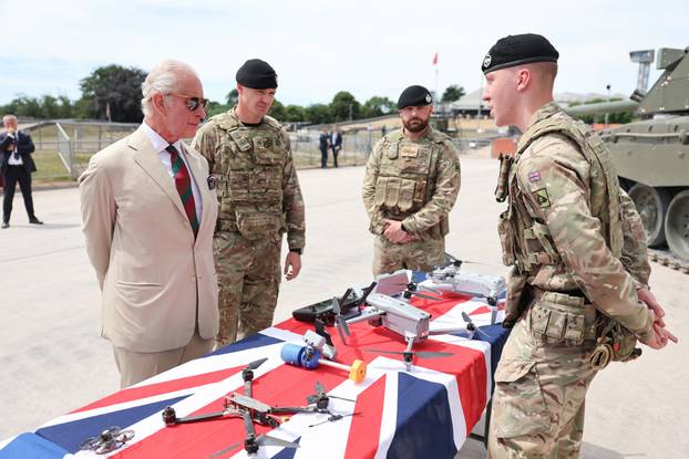 Kralj Charles III. vozio tenk tijekom Dana obitelji Kraljevske tenkovske pukovnije