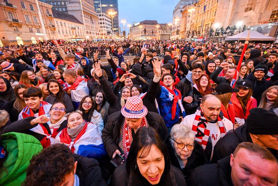 Zagreb: Počelo okupljanje građana za svečani doček rukometnih reprezentativaca nakon osvojene bronce na Europskom prvenstvu