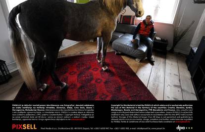 Neobični cimer: Njemica kuću dijeli s konjem. Ali doslovno!!