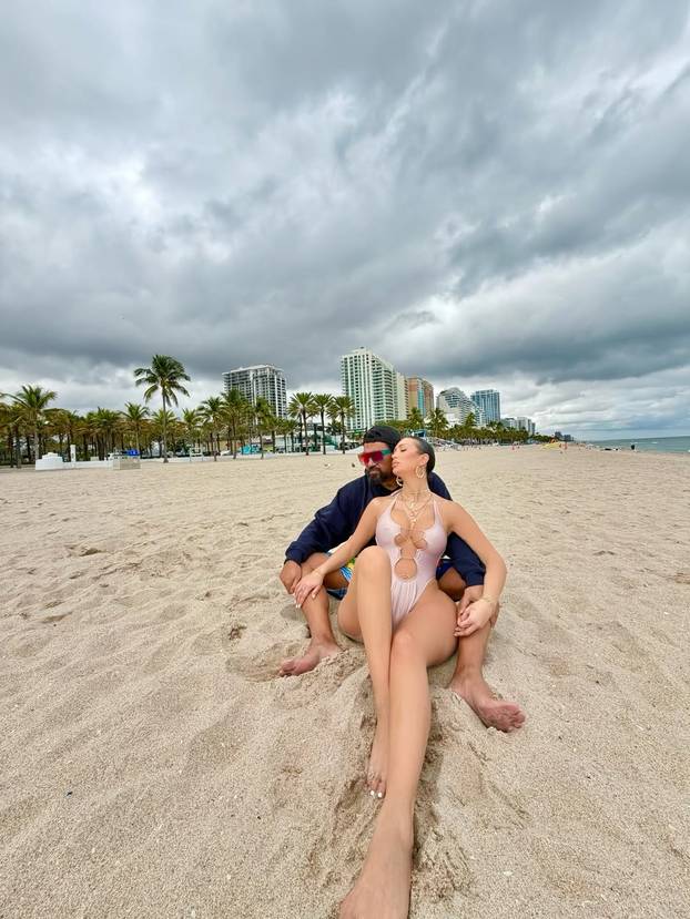 FOTO Ima pjesmu sa Severinom, stavio silikone u prsa, presadio i dlake: Ovako se mijenjao Azis