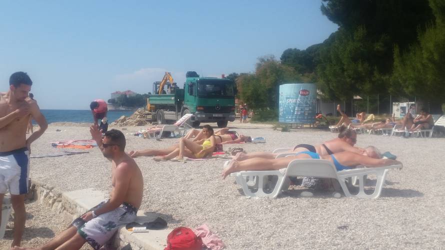 Umjesto šuma mora, turisti su na plaži slušali brujanje bagera