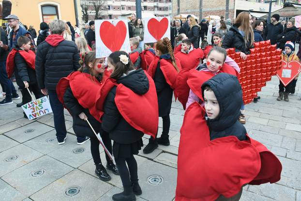 Sisak: Nekoliko stotina mališana iz dječjih vrtića i osnovnih škola sudjelovalo je na tradicionalnom Sisačkom fašniku