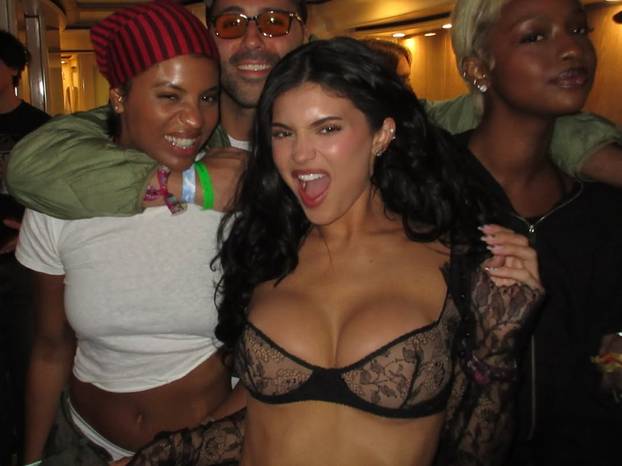 FOTO Skoro joj je sve ispalo iz čipkaste kombinacije! Kylie opet privukla pozornost oblinama...