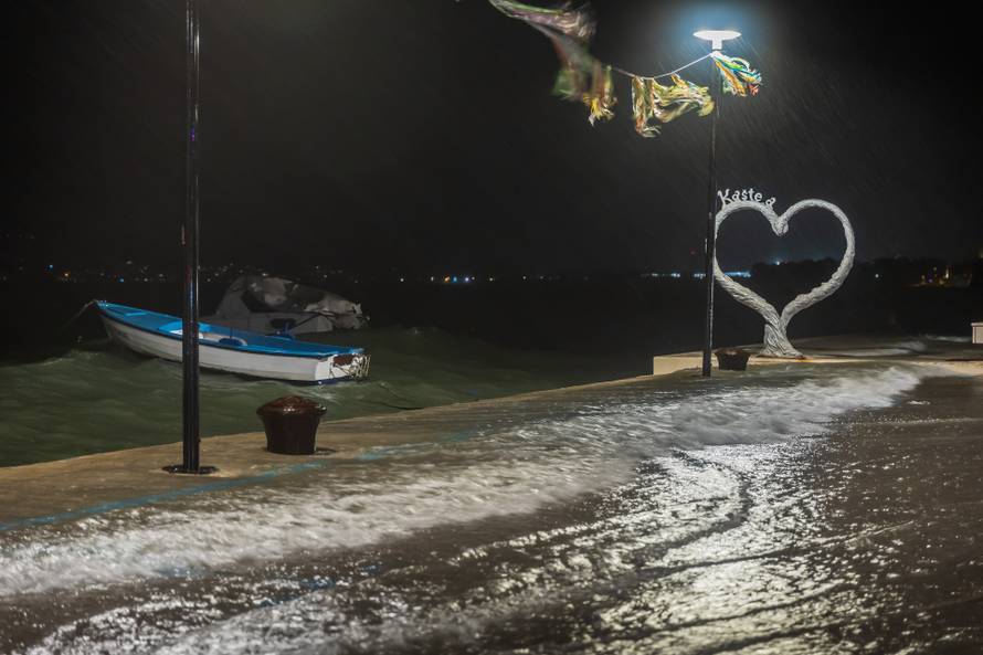 Kaštela: Ciklonalna plima poplavila rivu i okolne ulice