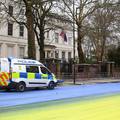 Četvero ljudi oslikali ukrajinsku zastavu u Londonu kod ruskog veleposlanstva: Uhitili su ih