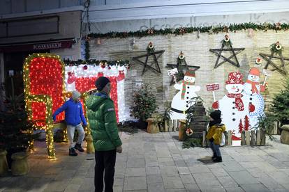 Svijeća nade je upaljena u svim gradovima, pogledajte kako su ukrašeni za ovogodišnji Advent