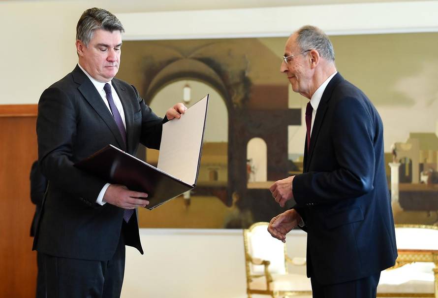 Predsjednik Milanović primio članove Hrvatskog diplomatskog kluba i uručio Povelju Republike Hrvatske