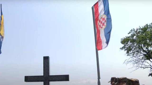 Zapaljena zastava Hrvata u BiH