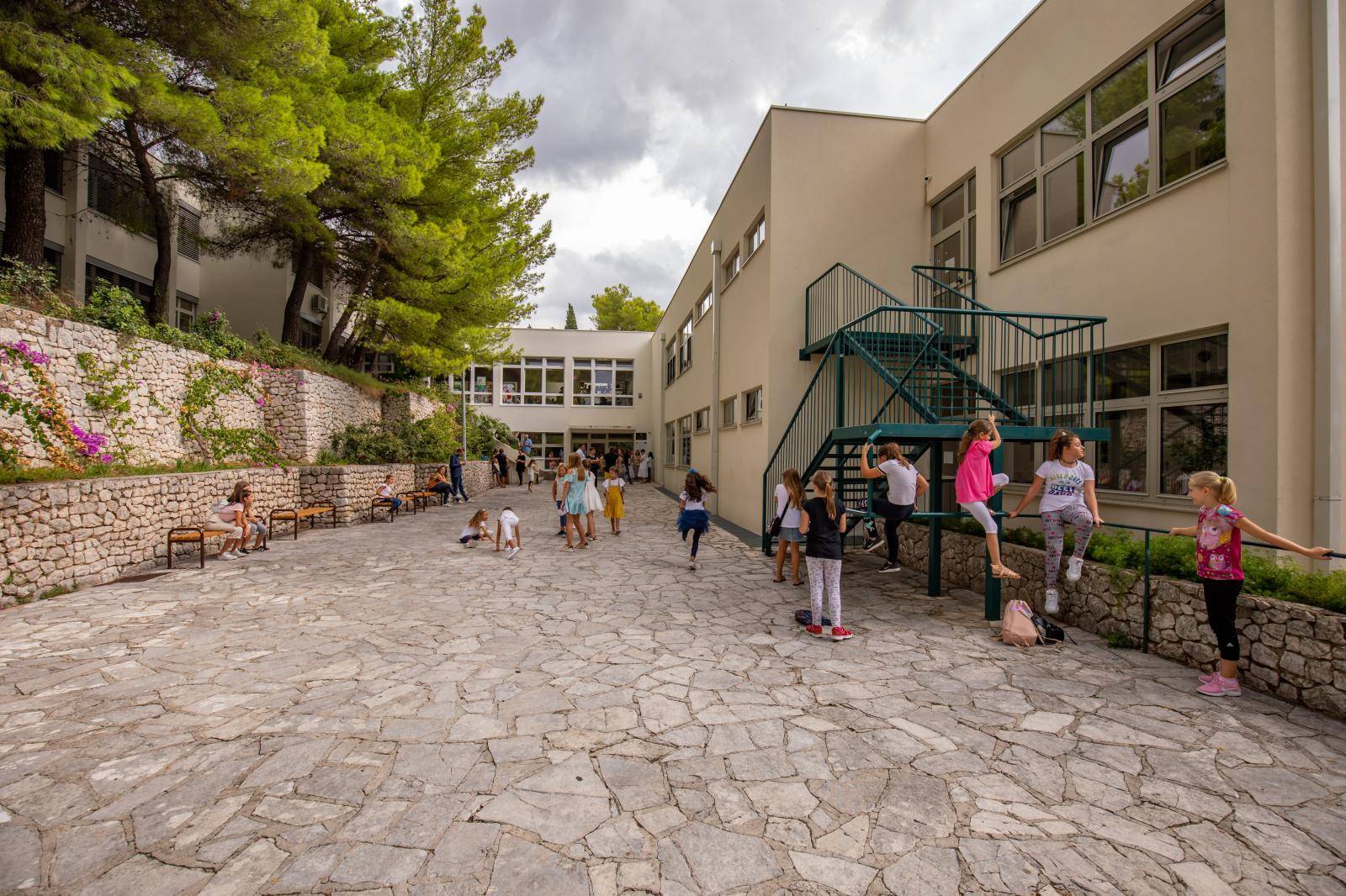 U dubrovačkim osnovnim školama više 400 učenika krenulo u prve razrede