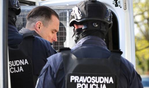 MONSTRUM NA SUDU Sr&dstrok;an Mla&dstrok;an doveden u lancima. Pro&ccaron;itali njegovo pismo kumu