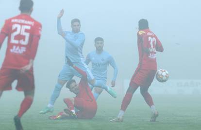 Dinamo je opet bio negledljiv, ali ovaj put samo zbog magle. A uz novu pobjedu lakše se diše...