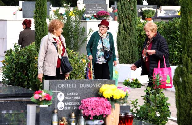 Šibenik: Na blagdan Svih svetih gra?ani posje?uju grobove svojih najmilijih