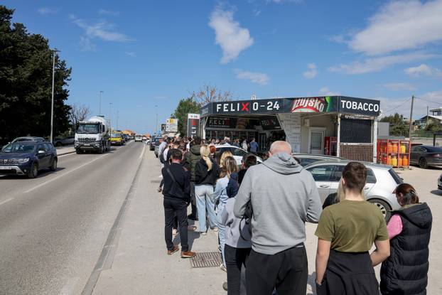 Zadar: Red za karte za koncert Thompsona na Hipodromu