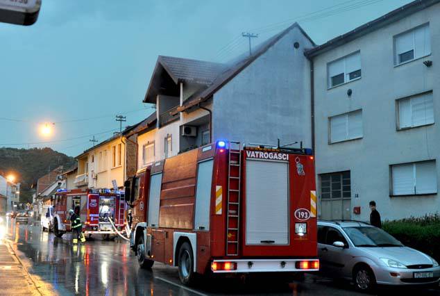 Zbog udara munje? U Požegi u potkrovlju kuće planuo požar