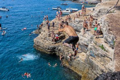 FOTO Lude akrobacije na plaži u Puli: Kupači 'lete' sa stijena, evo kako se bježi od vrućina...