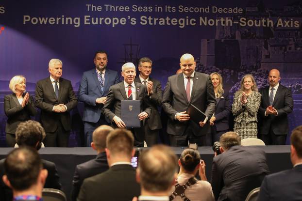 Dubrovnik: U sklopu Inicijative triju mora potpisan sporazum u području energetike, prometa, tehnologije, financija i porezne politike