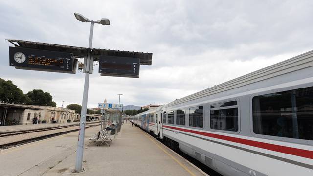 Split: Brzi vlak iz Osijeka stigao je na željeznički kolodvor