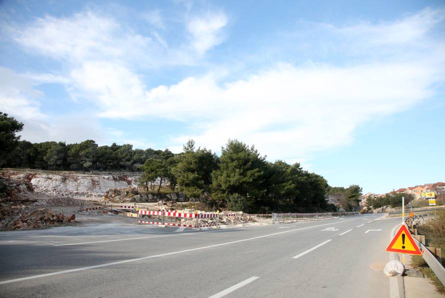 Bagerom prešao preko zaostale mine: Oštećeno je šest auta...