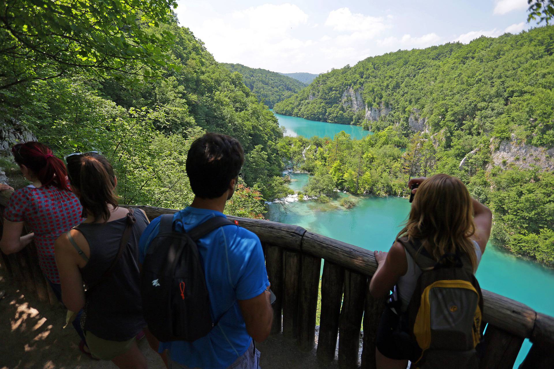 Mnogobrojni turisti uživaju u ljepotama Nacionalnog parka Plitvi?ka jezera