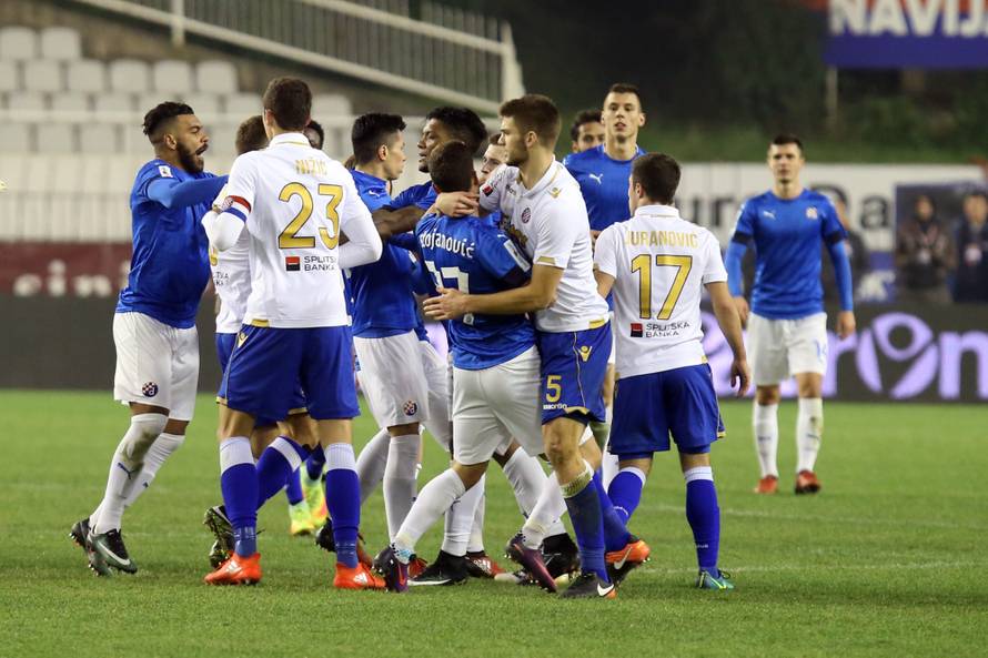 Hajdukov stoper zaletio se na suca, spriječili su ga suigrači!