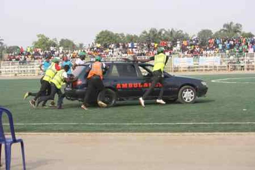 Nogometaš umro na travnjaku, a vozilo hitne gurali su redari?!